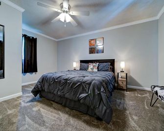 Rock and Roll Residence - short drive to Music City at 1/3 the Price! - Murfreesboro - Bedroom