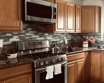 Lux 2 Br, 1,5 Ba Th 1/2 Block To Ib Beach! - Imperial Beach - Kitchen