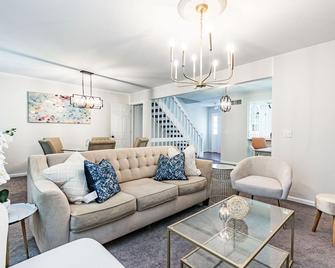 5br w community Pool close to North Hills! - Raleigh - Sala de estar