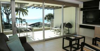 Seahaven Noosa Beachfront Resort - Noosa Heads - Living room