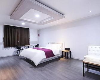 Andong Castle - Andong - Bedroom