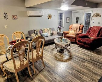 Spacious Luxury Comforters of home while enjoying time away w/community pool - Roseville - Living room