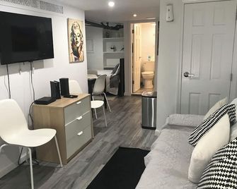 25-30 mins to Times Sq! - קווינס - סלון