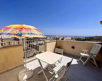 All Nations Holiday Home - Għajnsielem - Parveke