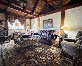 Beautiful Petersonbay Chalet on the East Shore of Lake Metonga - Crandon - Living room