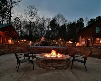 Mountainside Manor l Custom pool & movie theater - Cleveland - Patio