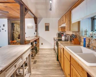 French Lick Getaway w/ Deck, Grill & Fire Pit! - French Lick - Cocina