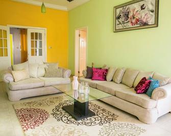Kerr Ayo's One bedroom apartment, 5 Minutes away from Senegambia beach. - Serrekunda - Huiskamer