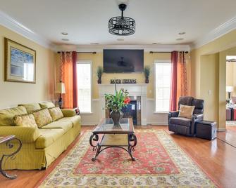 Summerville Getaway w/ Pool Access: Near Golf! - Summerville - Living room