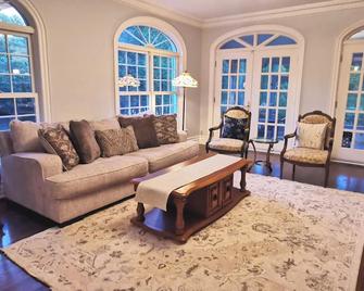 Waterfront heated pool seasonal Acre yard BBQ - Hudson - Living room