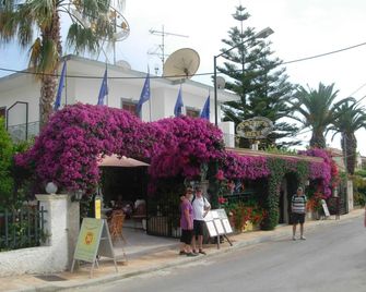 Harrys bar & apartments - Acharavi - Widok na zewnątrz