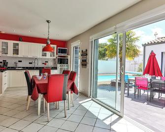 La Favorite - jardin minéral avec piscine - Commequiers - Comedor