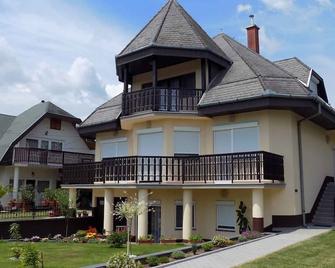 Holiday apartment with sandpit, children's playground and paddling pool - Gyenesdiás - Building
