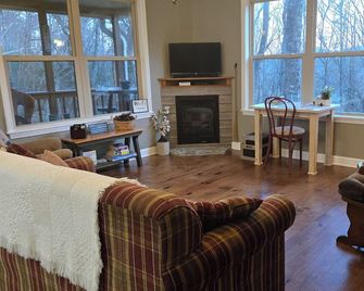Secluded cabin, yet 3 minutes from town. Wi-Fi on Premises. - Clayton - Huiskamer