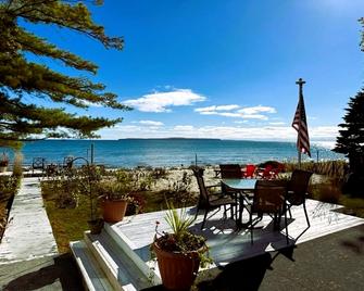 The Huron Hutch - Saint Ignace - Patio