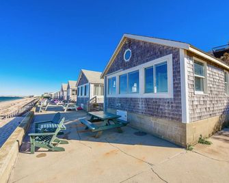 Cute beachfront 1BR unit, amazing sunsets, WIFI and AC. - Truro - Building