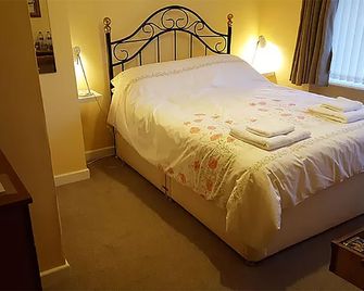 A. B&B - Glastonbury - Glastonbury