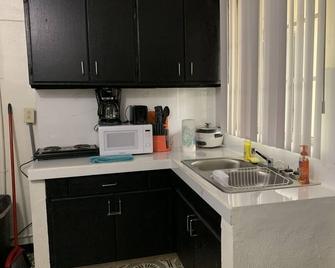 Entire Studio Chalan Pago Guam - Chalan Pago Ordot - Kitchen