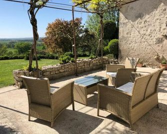 La Ferme Buissonniere - Saint-Léon-d’Issigeac - Patio