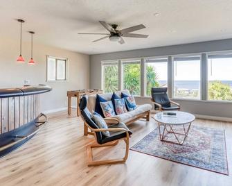 Oceanview Beauty In Yachats has Bonus Room, Huge Yard, and Hot Tub! - Yachats - Living room