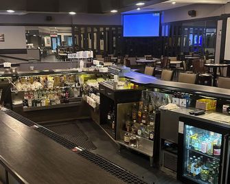 Best Western Plus Milwaukee Airport Hotel & Conference Center - Milwaukee - Bar