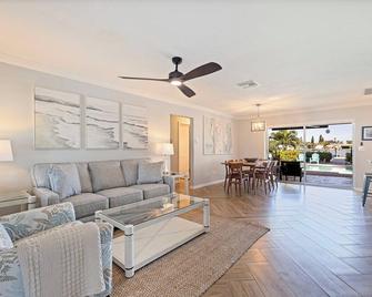 Pelican Bay Villa 2 Bed 2 Bath Private pool, Right on the Water - Belleair Bluffs - Living room