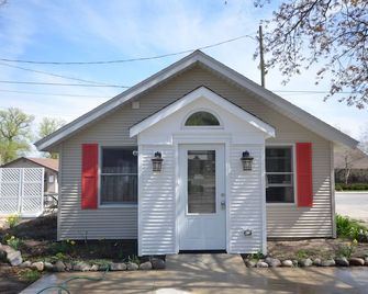 Adorable studio cottage in Suttons Bay. Air conditioning. Dog friendly. - Suttons Bay - Building