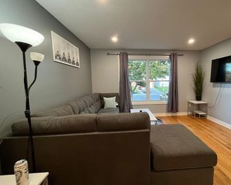 West End Home Peterborough - Peterborough - Living room