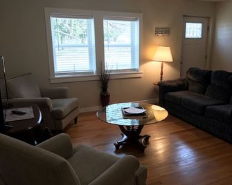 Mile Bucknell, Psu -4br,2bth,2lr. Screened Sitting Porch - Lewisburg - Living room