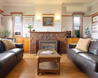 Retro Retreat - Warrnambool - Olohuone