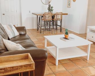 Casita at base of the Superstition Mountains. Unbelievable hiking and views. - Apache Junction - Living room