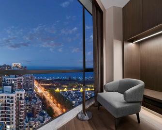 DoubleTree by Hilton Yantai Golden Coast Hotel & Suites - Янтай - Балкон