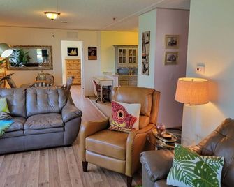 Clean and Bright Indian River Intracoastal Home Near New Smyrna Beach - Edgewater - Living room