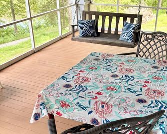 Rustic, yet cozy 4 bedroom house minutes from Longwood and Hampden-Sydney - Farmville - Balkon