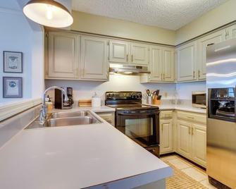 Lakefront Arkansas Abode - Deck, Grill and Fire Pit! - Hardy - Kitchen