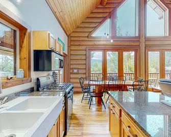 Lakeview Chalet - Christina Lake - Keuken