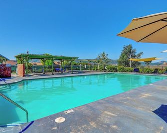 Raspberry Cottage-stunning view of golfcourse - Angels Camp - Pool