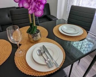 Luxury 3bed 1bath with free parking. Close to Philadelphia airport - فيلادلفيا - غرفة طعام