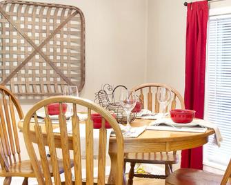 Adorable Farmhouse Cottage with Family Game Room! - Cleveland - Dining room