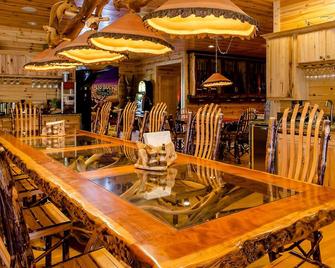 The Lodge at Meemo's Farm & Retreat - Evart - Bar