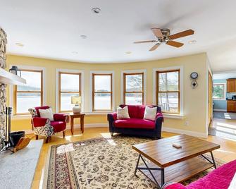 Serene Lakefront Lodge with Private Beach, BBQ Grill, Dock and Game Room - Casco - Sala de estar