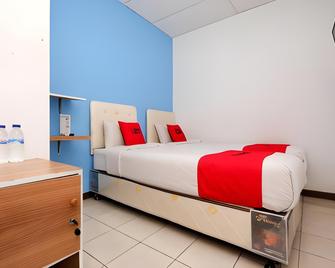 RedDoorz Near Kota Lama Semarang - Semarang - Schlafzimmer