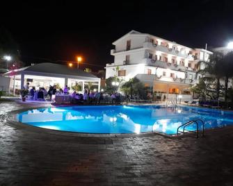 Hotel Il Corsaro - Le Castella - Pool
