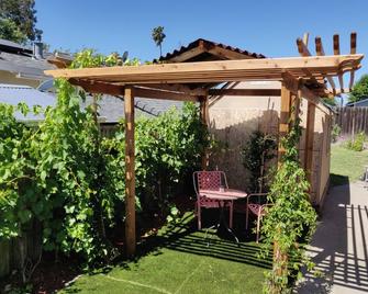 Napa Suite: French Grape Vine Garden - Livermore - Patio