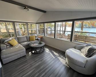 Mitchell Lake 3 bedroom/2 bathroom getaway - Gwinn - Living room