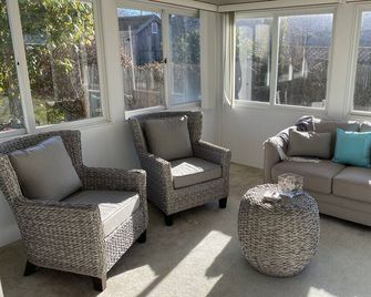 Great Pond House - 1 minute walk to private beach - East Falmouth - Living room
