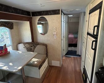 Montana Moon Camper #1 on the Lake - Babb - Dining room