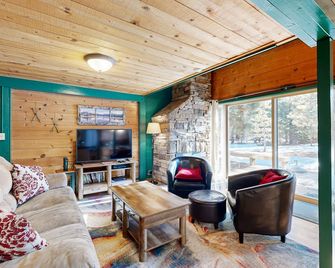 Cabin With Eight Sharc Passes, Access To Shared Pools, Hot Tub & Other Amenities - Sunriver - Living room