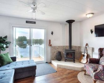 Beautiful waterfront with beach and spa! - Nominingue - Huiskamer