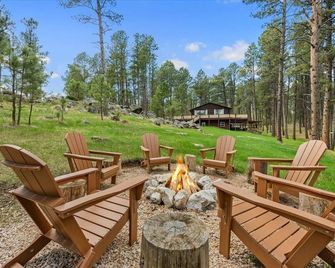 Needles Nest: Secluded Cabin with Hot Tub - Custer - Terasa